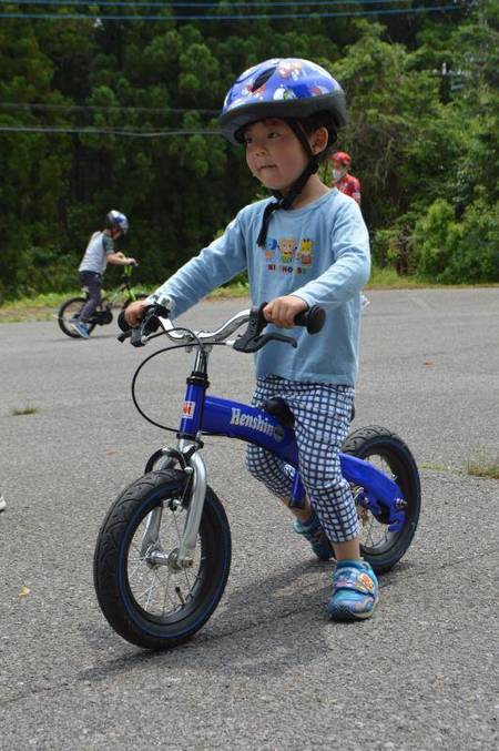 キックバイクを乗りこなすことは、補助輪外しの近道だ