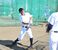 ティー打撃でフォームを確認する佐野日大の八ツ代敢大主将＝山梨県山梨市の日川高第二グラウンド