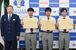 伊東毅署長（左）から感謝状を受け取った（右から）菊地さん、秋吉さん、永野さん