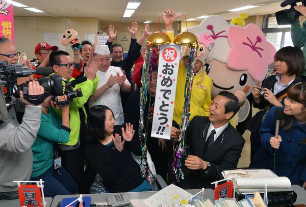 ギョーザ購入額日本一を奪還し、くす玉を割って喜ぶ関係者ら＝2014年１月