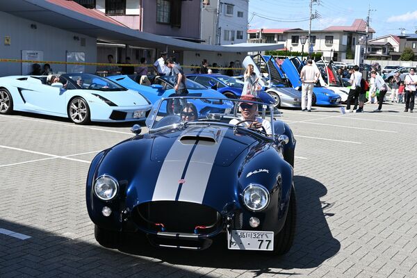 黒磯駅周辺をパレードするスーパーカー