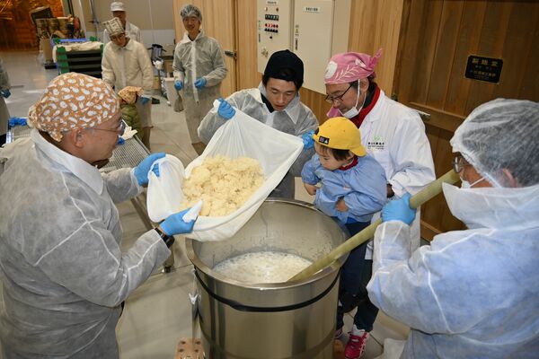 醪タンクに掛け米を入れる留め仕込み作業＝１月１１日、鹿沼市上粕尾