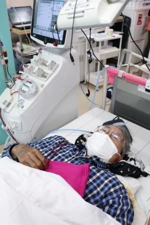 　透析中の磯崎義光さん＝９日、神奈川県開成町