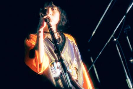 パフォーマンスする汐れいら=東京都渋谷区の「WWWX」(撮影・goto sotaro)