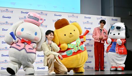 　「２０２６年サンリオキャラクター大賞」開幕イベントでポーズをとる吉田仁人。右は曽野舜太＝９日、東京都目黒区