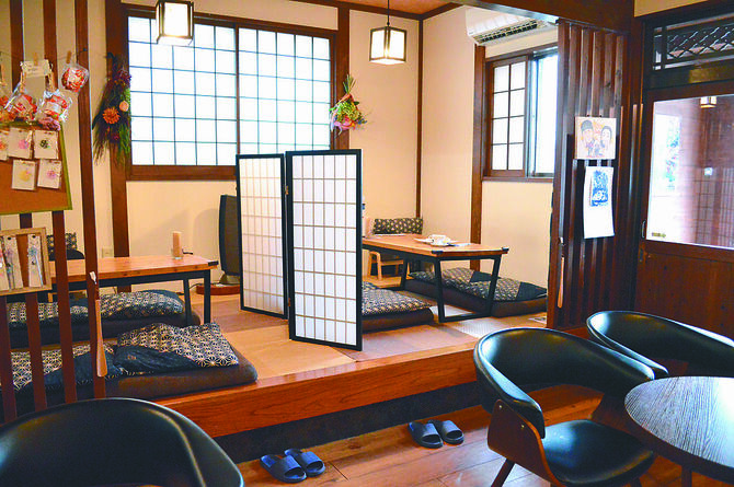 レトロモダンな店内