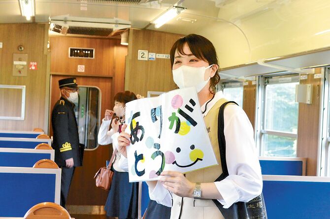 沿線住人の歓迎に「ありがとう」プラカードで応えます