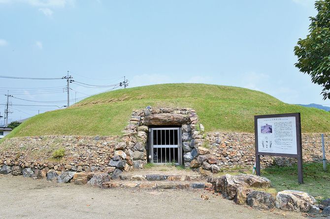 足利市の山川公園内にある口明塚古墳。３段築成の円墳