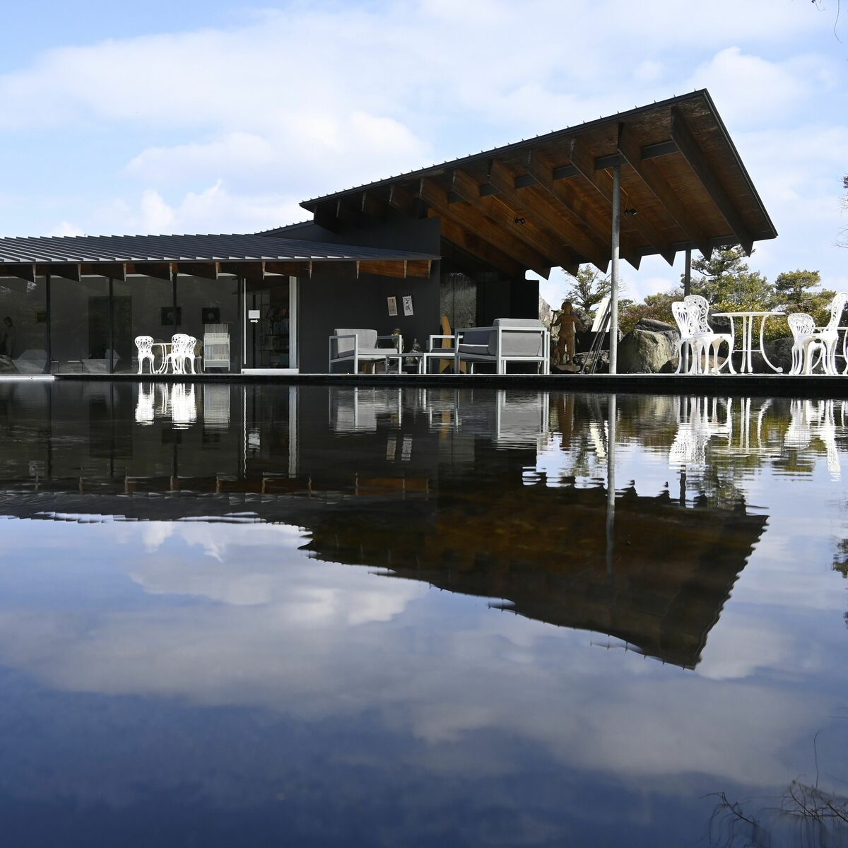 広大な敷地にモダン建築 約30の分館が点在、本館は有名建築家が設計