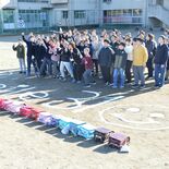 空に向かってポーズ！　ドローンの撮影で卒業前最後の思い出　小山第二小