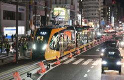ＬＲＴいよいよまちへ　試運転で路上に人だかり【動画】