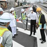 軌道白線、車道と誤認も　相次ぐＬＲＴと車の事故...　県警、県など合同現場診断