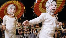「子ギツネ」が 伝統の舞披露