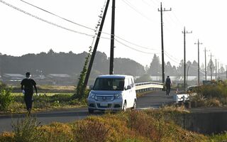 女子高生の遺体が見つかった乗用車（中央）＝10月19日午前７時５分、上三川町坂上