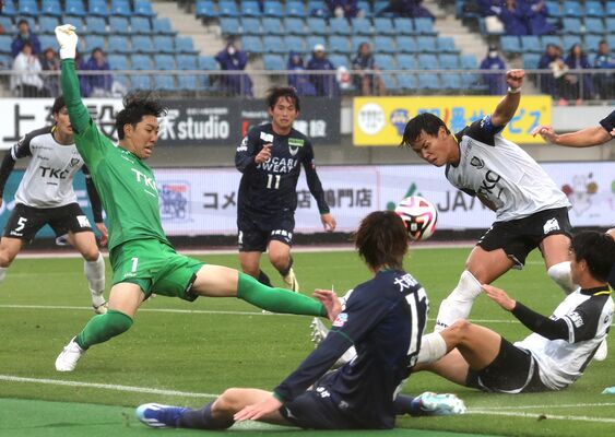 後半、ゴール前で必死の守りを見せるＧＫ川田（左から２人目）ら栃木ＳＣの選手たち＝徳島県鳴門市の鳴門・大塚スポーツパークポカリスエットスタジアム
