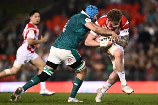 アイルランド戦でタックルを受けるディアンズ(右)=ニューカッスル(AAP提供・AP=共同)
