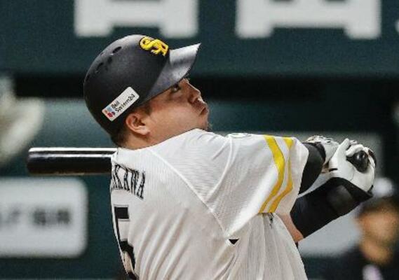 　７回ソフトバンク２死、山川が右中間に満塁本塁打を放つ＝みずほペイペイドーム