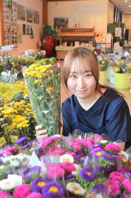 道の駅那須与一の郷で盆花の販売を手伝った関莉花さん