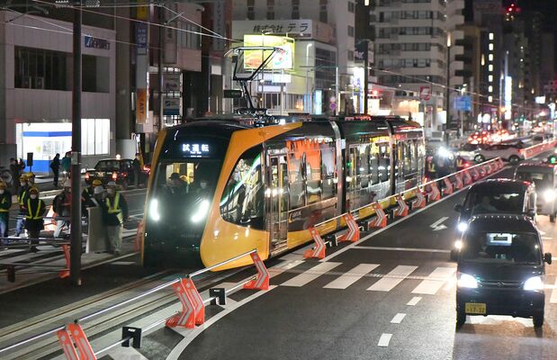 鬼怒通りで初の試運転をするＬＲＴの車両＝１７日午後１０時３０分、宇都宮市宮みらい