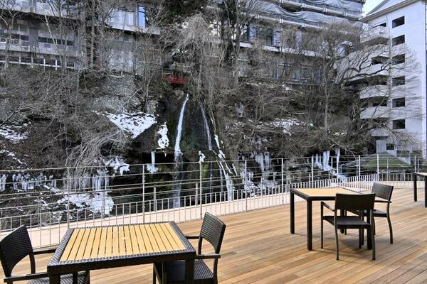 対岸の「七絃の滝」などを望める新設のプレミアムラウンジ＝２６日午後、那須塩原市