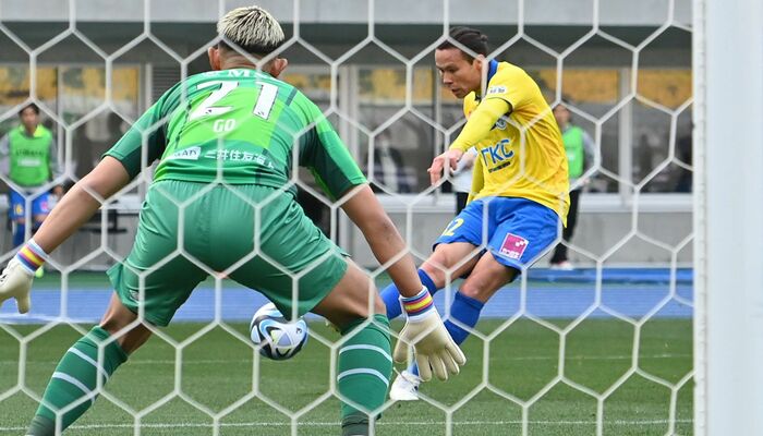 後半37分、栃木ＳＣのＦＷ宮崎（右）がシュートを放つ＝カンセキスタジアムとちぎ