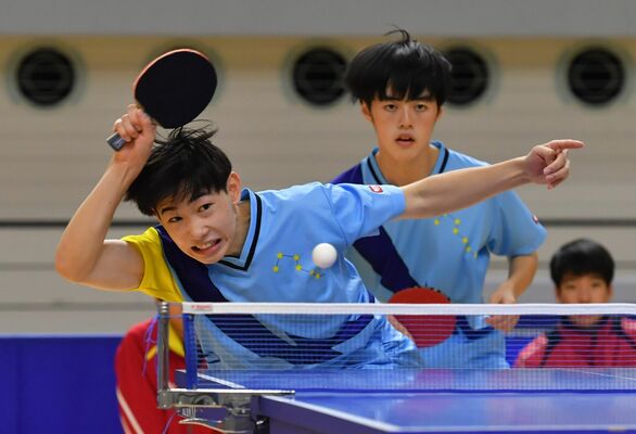 卓球男子団体決勝リーグ　フォアを決める青藍泰斗の柳沢（左）。奥は赤尾＝清原体育館
