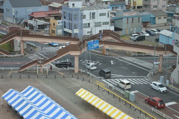市役所前の「Ｘ字型歩道橋」。１９６８年に完成し、県内では珍しい形状として注目された。