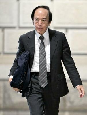 　金融政策決定会合出席のため、日銀本店に入る植田総裁＝１８日午前（代表撮影）
