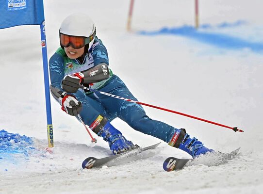 大回転成年女子Ａで９位に入った横尾彩乃（日大）＝山形県の赤倉温泉スキー場