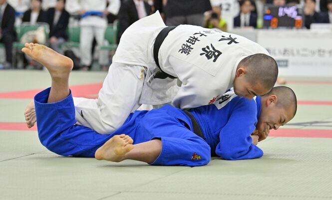 男子66キロ級３回戦　寝技を受け、踏ん張る白鴎足利の君島（下）＝日本武道館、磯真奈美撮影