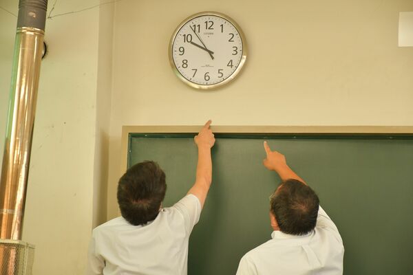 教室内に不審物がないか点検する県立学校の教職員＝20日午前、宇都宮市