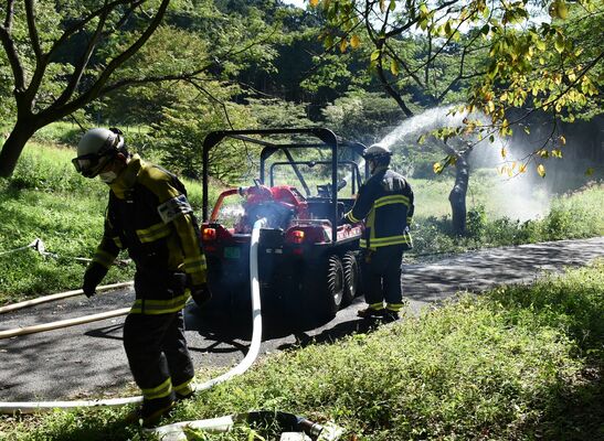 水陸両用バギーから放水する消防隊員ら