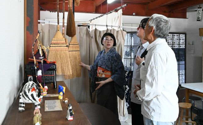 先々代が作った鹿沼箒の説明をする増形さん
