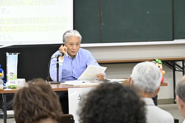 参加者と意見を交わす福田知事=4日午後、栃木市今泉町2丁目