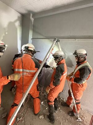 解体中の建物で行われた震災救助訓練