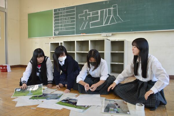 旧足利西高校の教室内の装飾を準備する学生サポーターたち