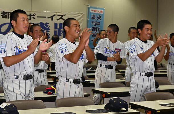 慶応の優勝をテレビで見届け、拍手で祝う県央宇都宮ボーイズの選手＝23日午後、宇都宮市富屋地区市民センター
