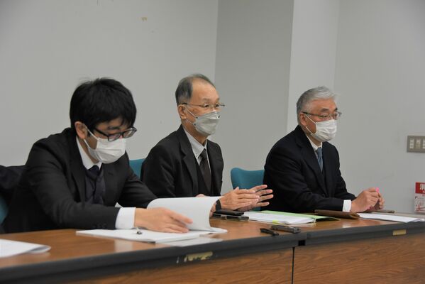 板橋県議の政務活動費に関する住民監査請求について説明する市民オンブズパーソン栃木の関係者＝８日午後、県庁