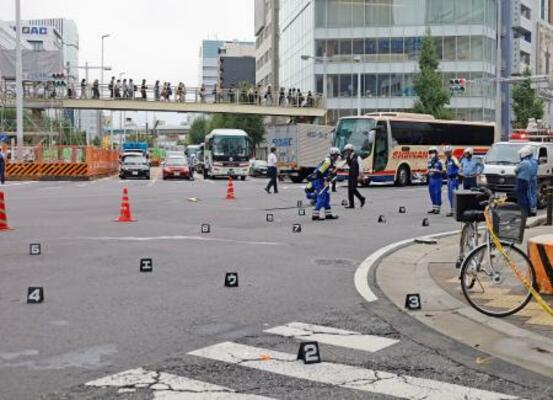 　歩行者と車が絡む事故があった交差点＝１５日午前９時３４分、名古屋市中村区