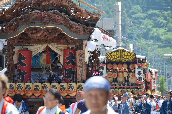 町を華やかに巡行した祇園祭の山車の列