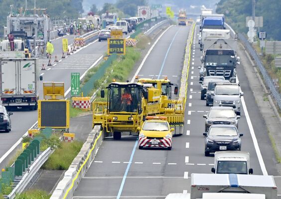コンクリート防護柵を走りながらずらし、車線を切り替える専用重機＝８日午後１時５分、塩谷町大久保