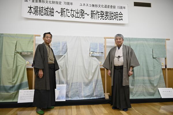 新作に期待を寄せる浅野小山市長（右）と小林結城市長＝23日午前、小山市福良