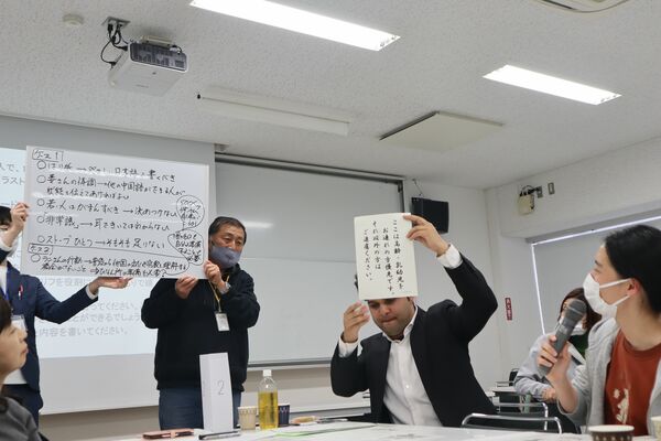 災害時の外国人とのコミュニケーションについて意見をまとめる参加者