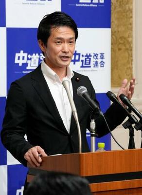 　記者会見する中道改革連合の小川代表＝２９日午前、国会