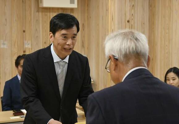 塩谷町の見形町長から任命を受けた小森さん(左)