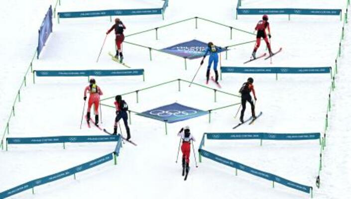 　山岳スキーの混合リレー、障害を通過する選手たち＝２１日、ボルミオ（ロイター＝共同）