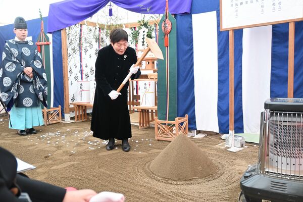 くわ入れをする真瀬町長＝27日午前、宇都宮市昭和１丁目