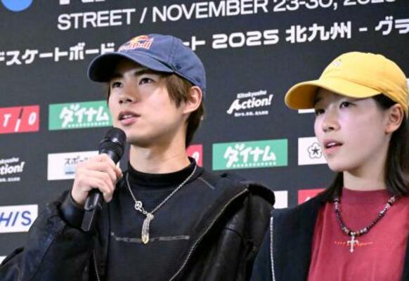 記者会見で意気込みを語る堀米雄斗。右は吉沢恋=27日、北九州市