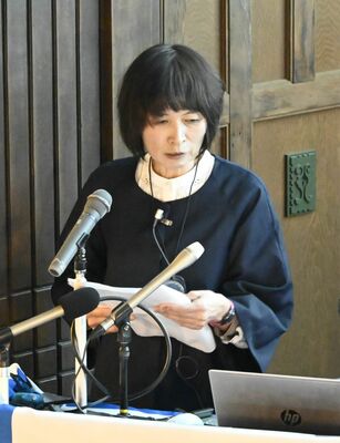 講演する遺族の浅井道子さん＝30日午後、宇都宮市峰町