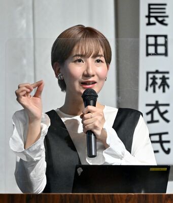 しもつけ21フォーラムで講演する長田氏＝11日午後、宇都宮市大通り２丁目